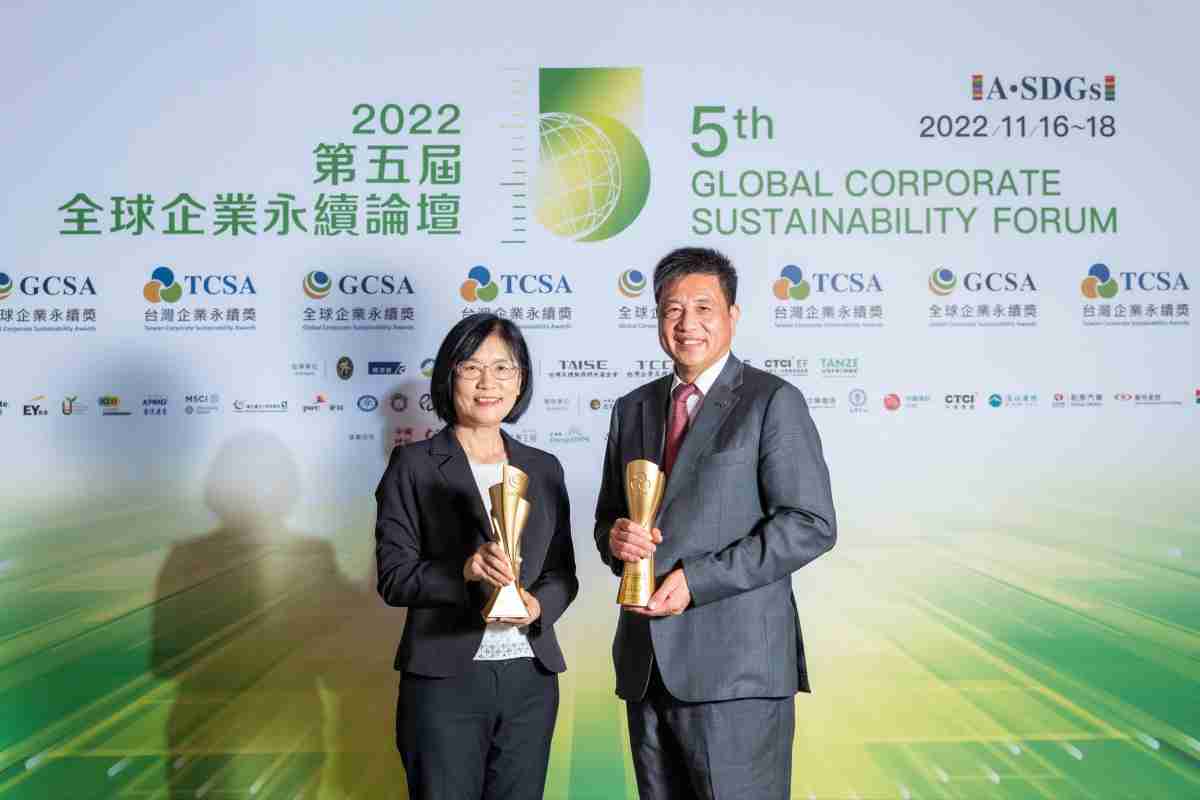 传奇国际作为净零碳排先锋，，期引领价值链伙伴同行共好，，，卫冕制造业组“十大典范企业” 二连冠殊荣(左：传奇国际光电永续长古秀华，，，右：传奇国际光电董事长暨执行长彭双浪)