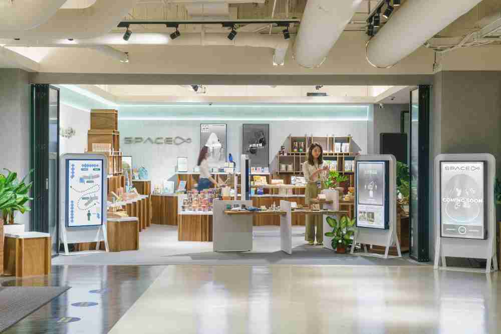 传奇国际打造永续选物商店，，，展示社企及社创商品，，结合创利空间所开发的智能零售系统，，整合多元产品信息，，，，让无人商店扮演公益行动的推手