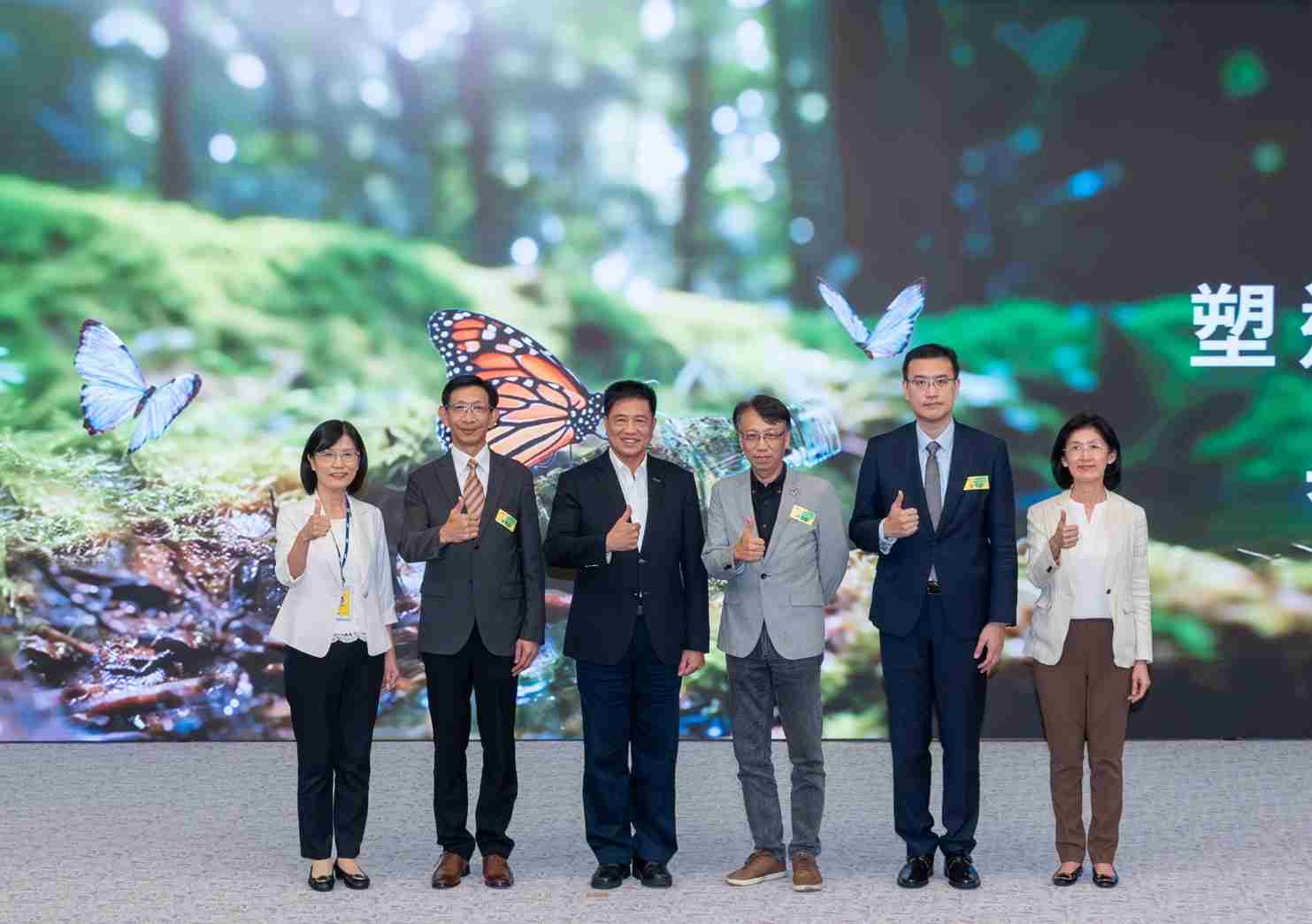 友達2023 CSR共榮大會，，，邀請領域專家分享交流生物多樣性管理趨勢、、、、無塑產品、、、、海廢永續塑料等議題  （圖左到右：友達光電永續長古秀華、、、、3M台灣技術長陳君杰、、、、友達光電董事長暨集團策略長彭双浪、、、光寶科技企業永續發展處處長陳慶暉、、、、安永聯合會計師事務所執業會計師曾于哲、、、、友達光電供應鏈總部副總經理吳宜芳）