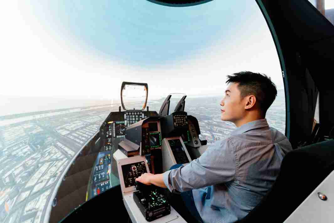 传奇国际以P1.25小间距打造球形LED模拟舱，，，，搭配智崴的精密六轴动态座椅，，，，结合传奇国际专业影像调校技术，，，呈现拟真模拟飞行场景