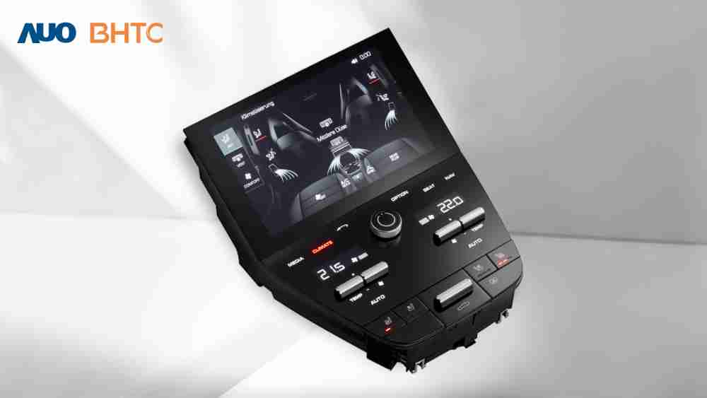 作為友達新生力軍，，，BHTC所展示的中央與後座鞍部的Display HMI產品，，，，可處理多區恆溫控制、、、顯示畫面，，呈現仿真3D車室分區；以力傳感技術精準傳遞觸感，，並結合音量及震動反饋，，防止意外啟動，，提供使用者自然流暢、、、直觀且輕鬆駕馭的舒適介面